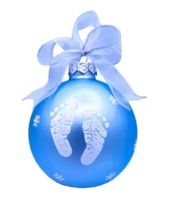 Boule de verre bleu « My First Christmas » à personnaliser. Motif petits pieds