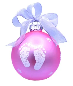 Boule de verre rose « Mon Premier Noël »  à personnaliser. Motif petits pieds