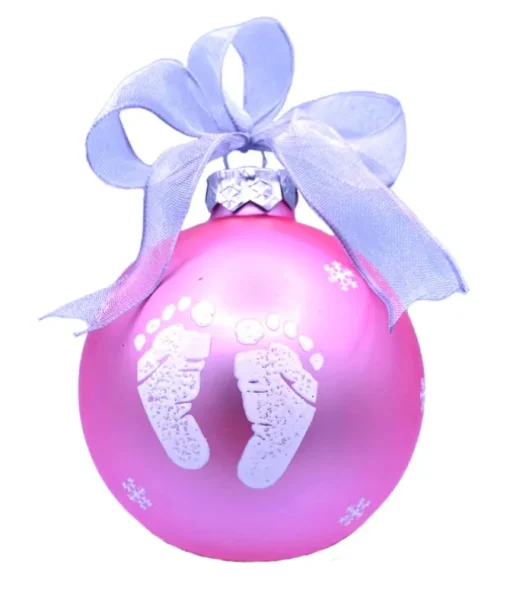 Boule de verre rose « Mon Premier Noël »  à personnaliser. Motif petits pieds