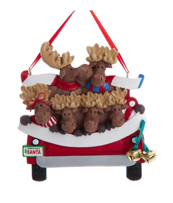 Ornement avec cloches, camionnette rouge avec famille d'orignaux et sapin de Noël