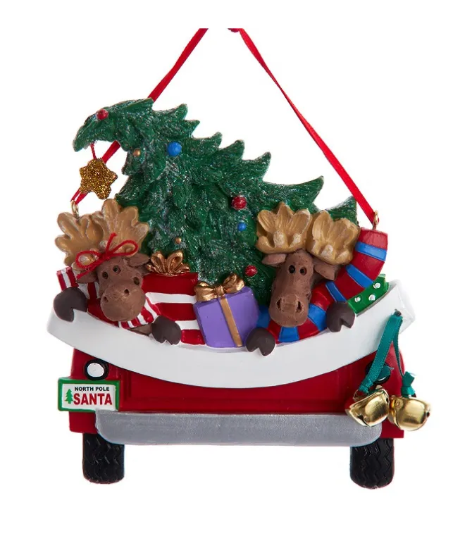 Ornement avec mini-cloches, camionnette rouge avec 2 orignaux et sapin de Noël