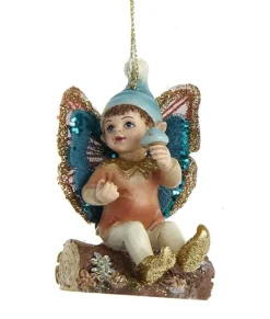 Ornement, fée papillon enchantée sur une bûche