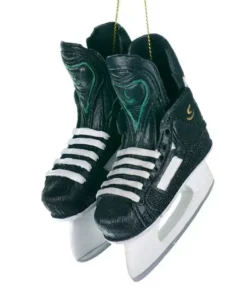 Ornement, une paire de patins de hockey noirs.