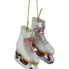 Ornement, une paire de patins blancs en résine.