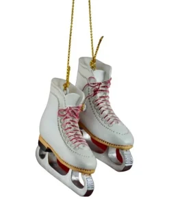Ornement, une paire de patins blancs en résine.