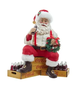 Père Noël Coca-Cola® Fabriché™ de 9 po assis sur des caisses