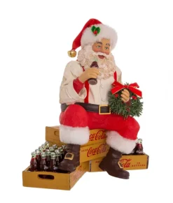 Père Noël Coca-Cola® Fabriché™ de 9 po assis sur des caisses