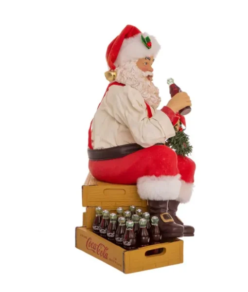 Père Noël Coca-Cola® Fabriché™ de 9 po assis sur des caisses