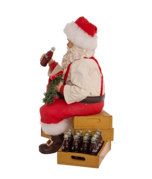 Père Noël Coca-Cola® Fabriché™ de 9 po assis sur des caisses