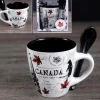 Tasse souvenir du Canada, avec cuillère, 3 oz, dans une boîte cadeau attrayante.